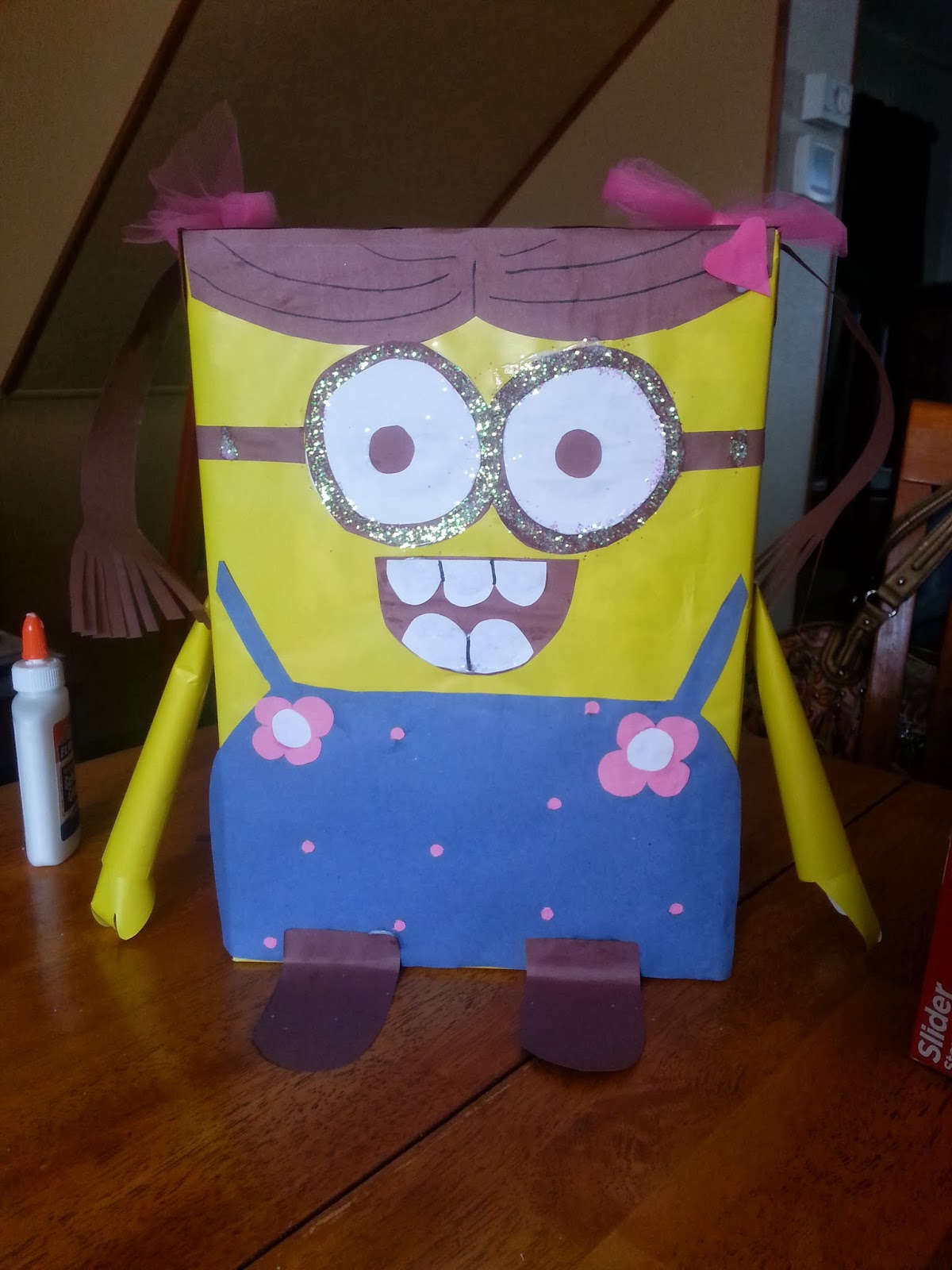 The Crafty Homemaker: Minion Valentine box